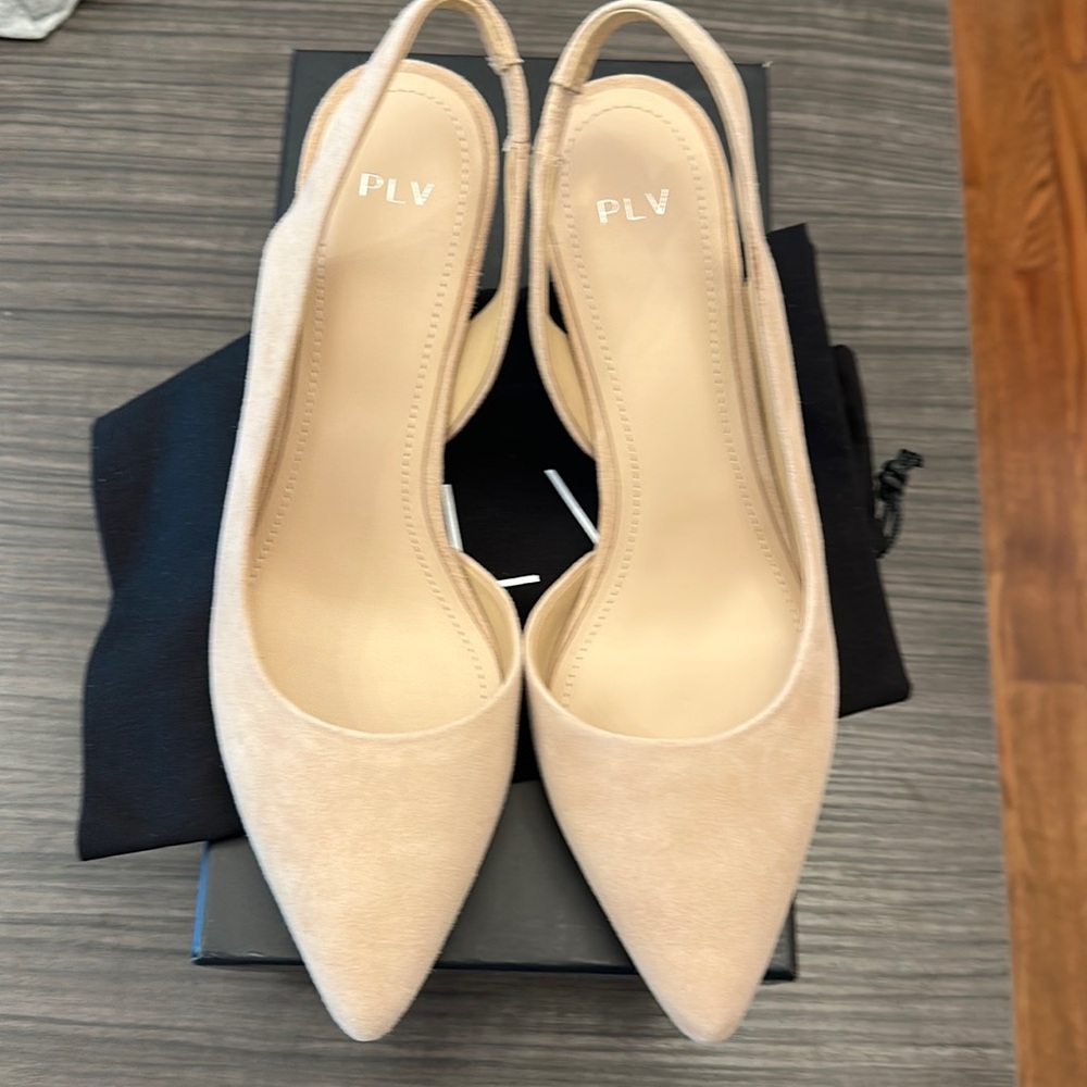 NWT never been worn Pour la victoire suede beige pumps